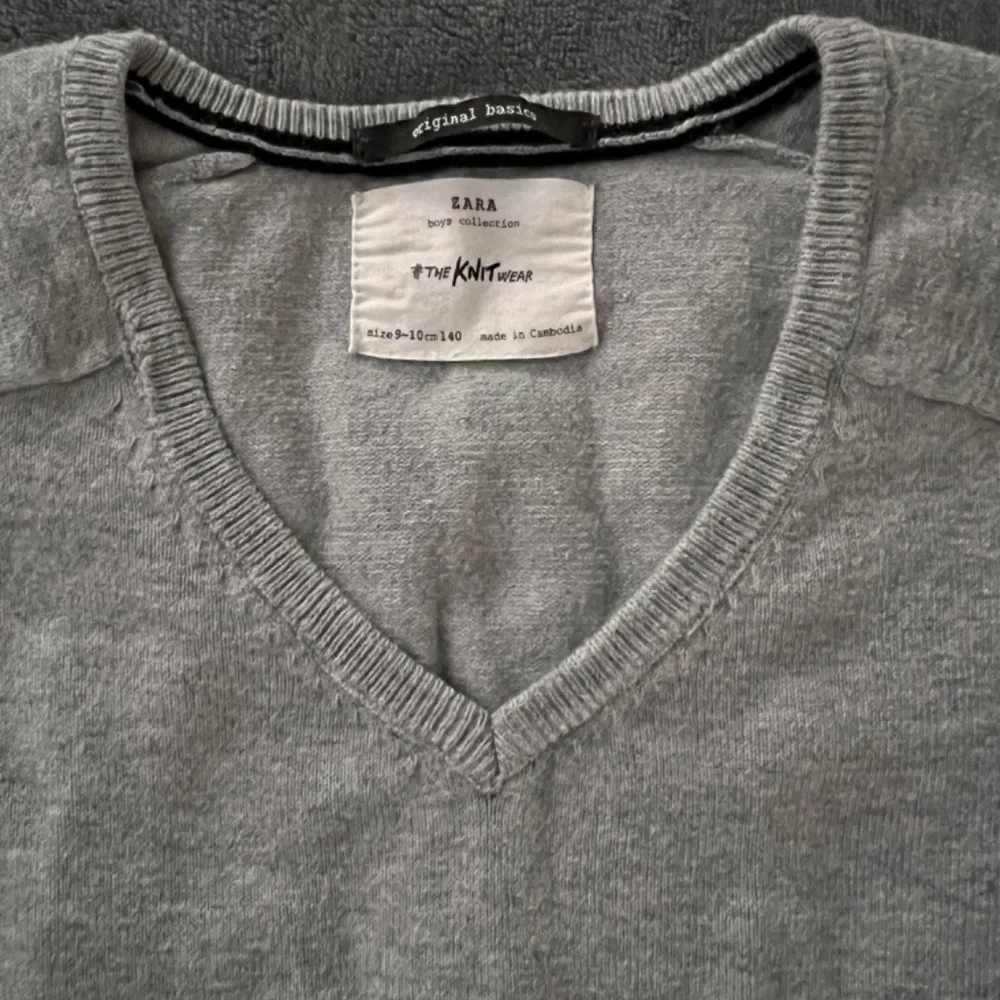Zara Knit Grey V-Neck Sweater_4